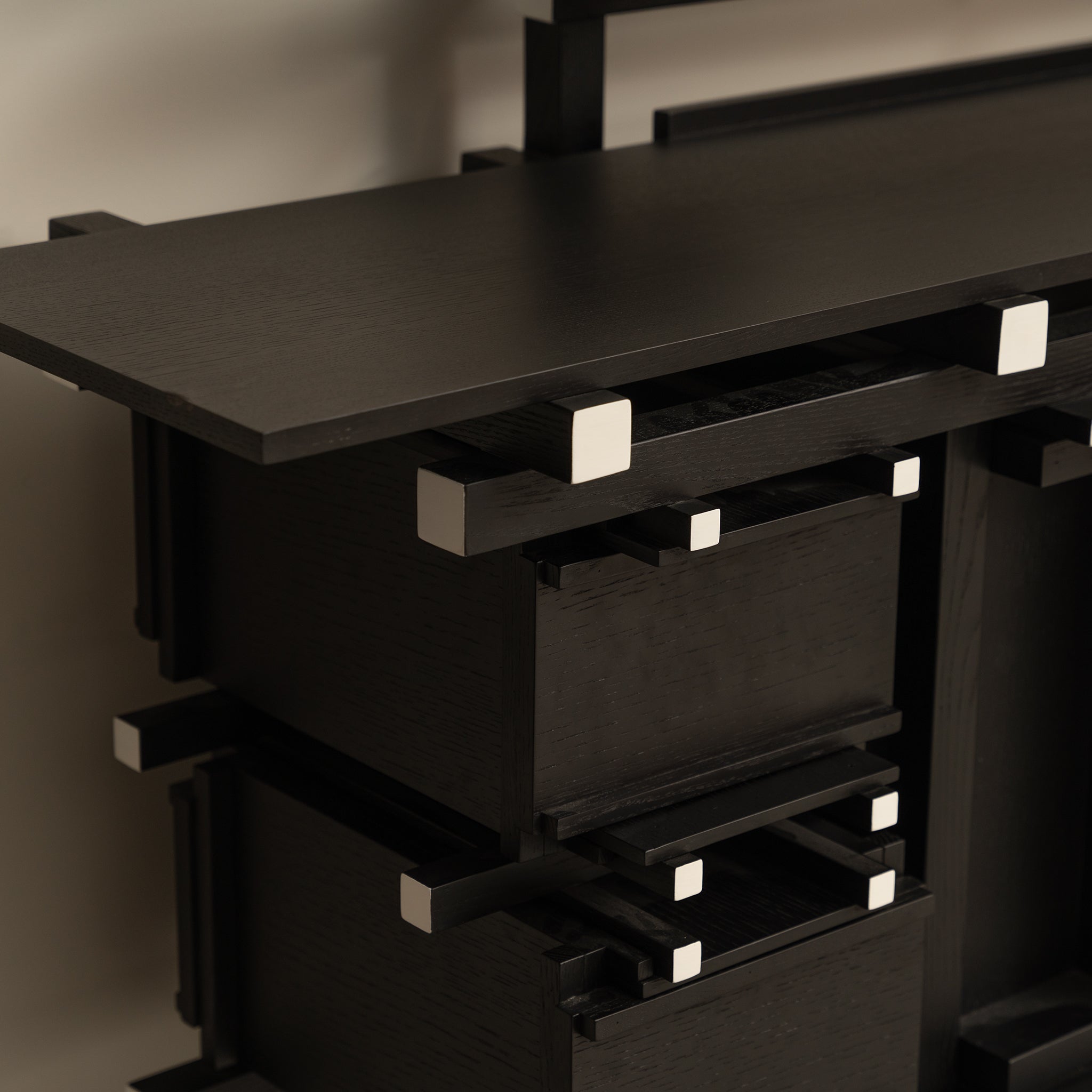 Crédence en cadre d'obsidienne