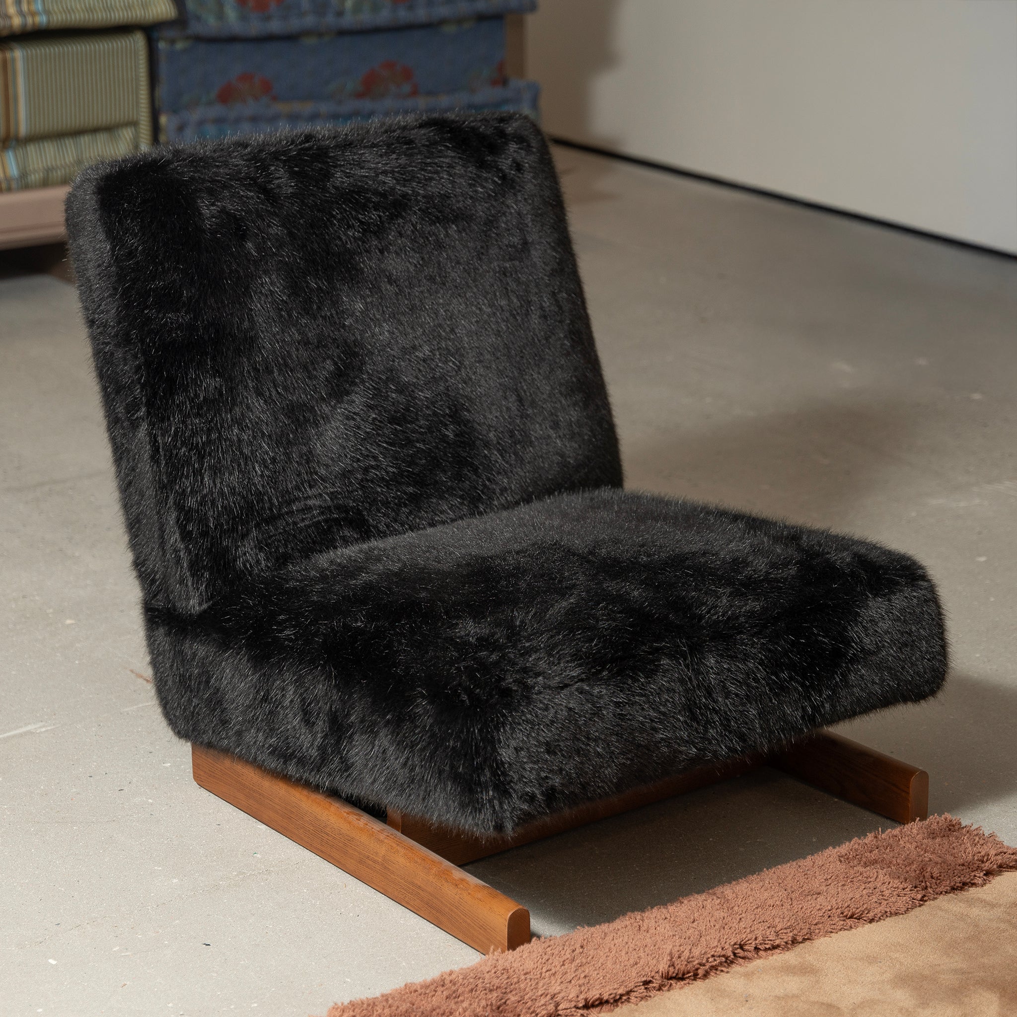 Fauteuil lounge en fourrure noire