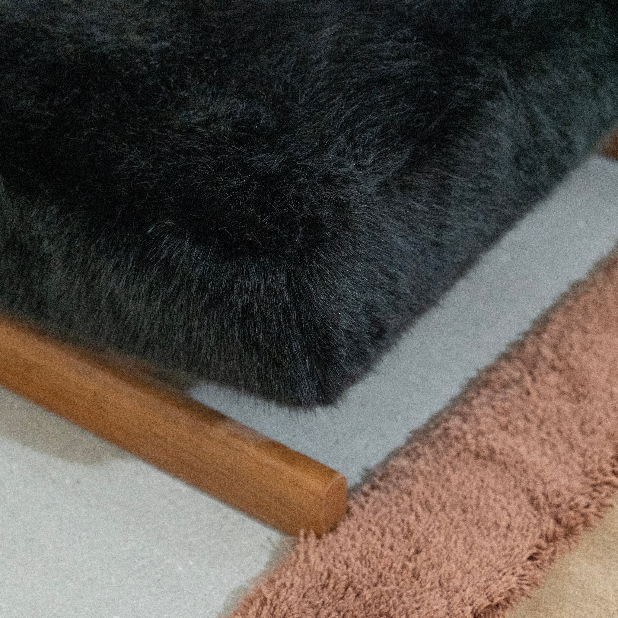 Fauteuil lounge en fourrure noire