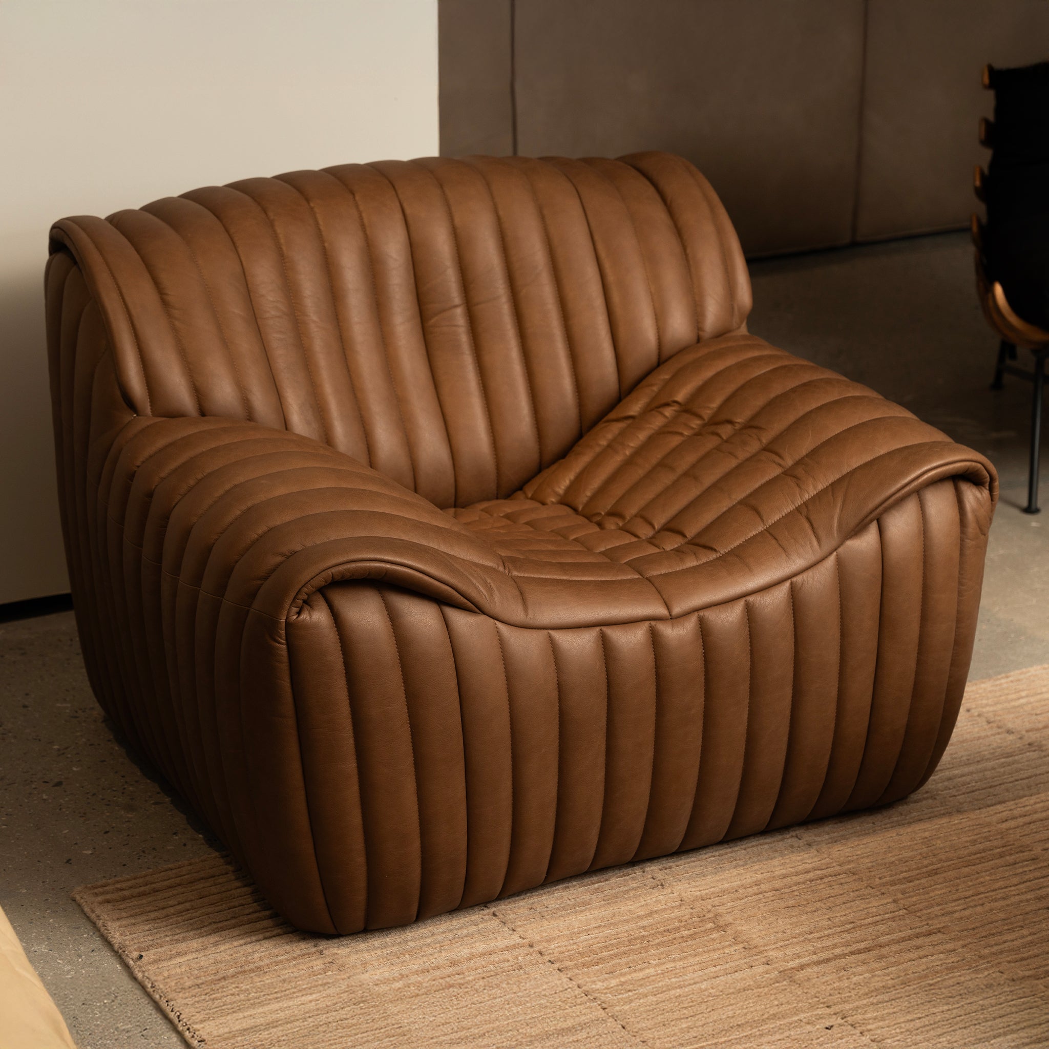 Fauteuil en cuir capitonné